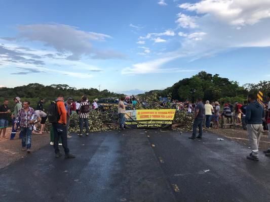 Garimpeiros bloqueiam a BR 174 em Roraima