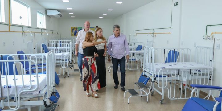 Romero Jucá e Teresa Surita observam leitos no Hospital da Criança em Boa Vista