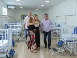 Romero Jucá e Teresa Surita observam leitos no Hospital da Criança em Boa Vista