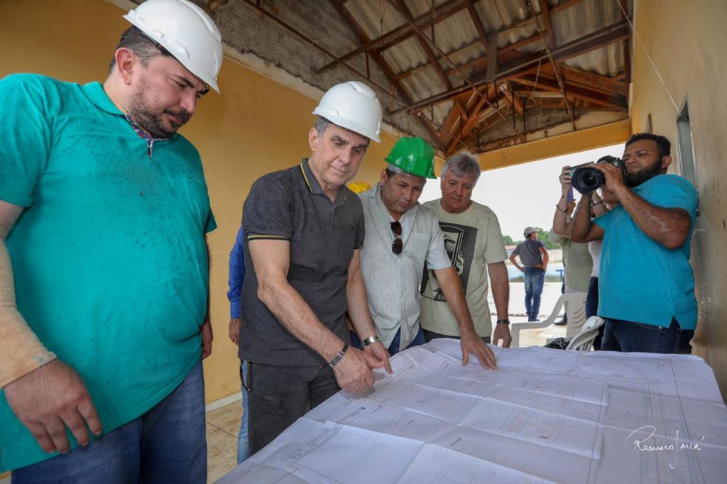 Romero Jucá com o prefeito Jairo observam planta de obra