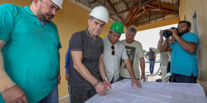 Romero Jucá com o prefeito Jairo observam planta de obra