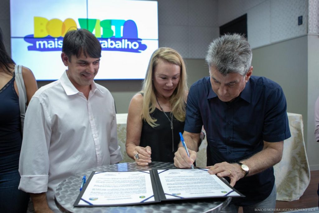 Jucá e Teresa assinando ordem de serviço para obras de infraestrutura