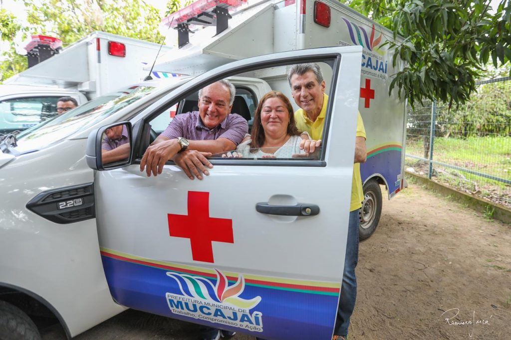 Romero Jucá, Édio Lopes e Nega em uma das Ambulâncias entregues em Mucajaí