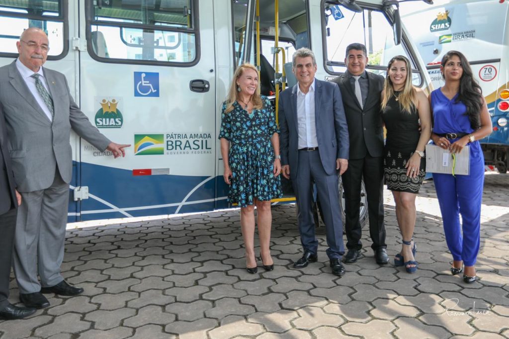 Osmar Terra, Jucá, Teresa Surita, Argilson e esposa dele em entrega do micro-ônibus