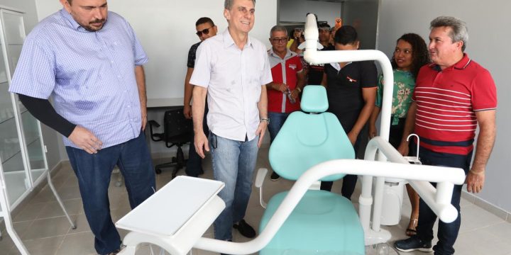 Jucá, o prefeito de Iracema e outras pessoas em Unidade Básica de Saúde