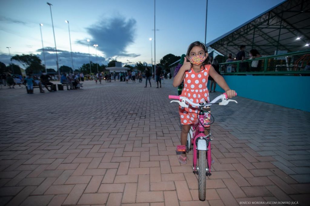 Imagem de criança andando de bicicleta em praça da Primeira Infância 