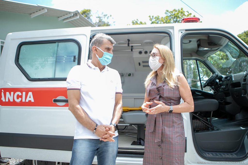 Romero Jucá e Teresa Surita conversam em frente a uma ambulância entregue para a saúde de Boa Vista
