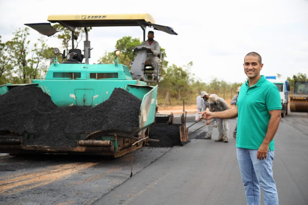 Prefeito Arthur Henrique acompanha obras de asfalto em Boa Vista
