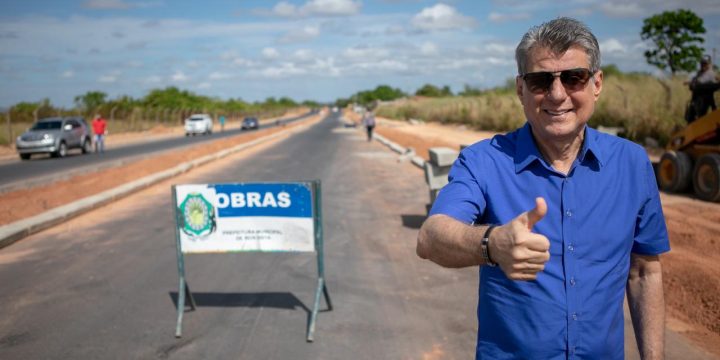 Romero Jucá visita obra de asfalto em Boa Vista