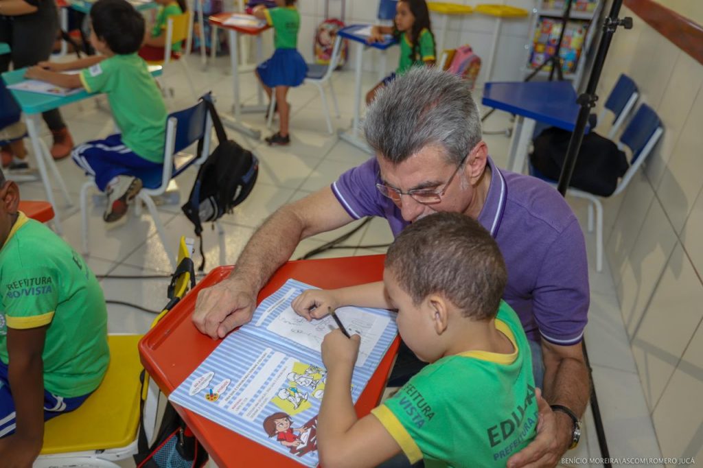 Romero Jucá e criança em sala de aula da Prefeitura