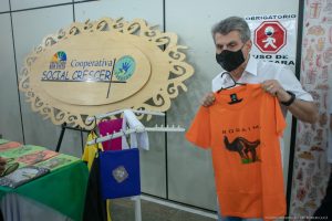 Romero Jucá com camisa produzida pelos jovens do Projeto Crescer de Boa Vista
