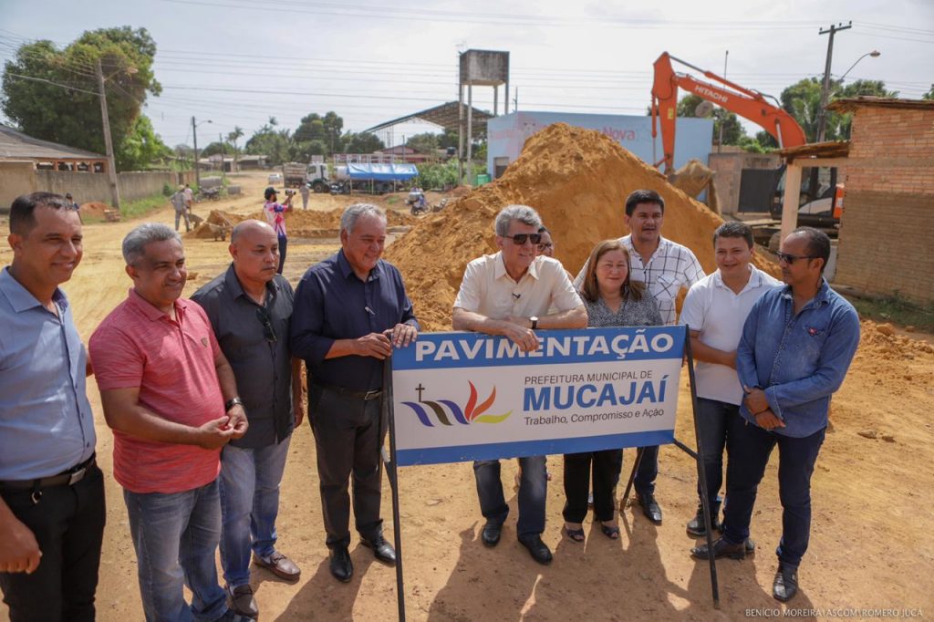 Romero Jucá e outros políticos em placa de obra de asfalto em Mucajaí