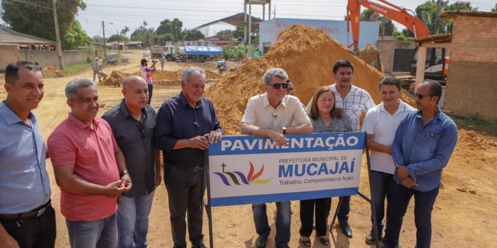 Romero Jucá e outros políticos em placa de obra de asfalto em Mucajaí