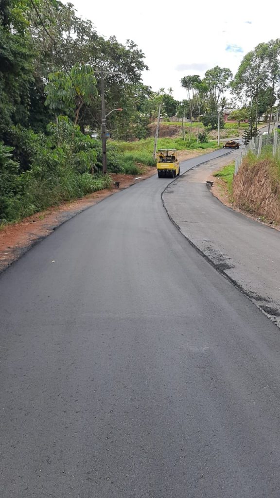 Jucá ajuda com obras de asfalto em Pacaraima