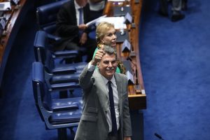 Romero Jucá faz aceno de positivo no plenário do Congresso durante luta para aprovar a Lei do Enquadramento