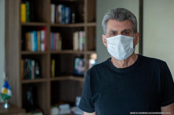 Romero Jucá, ex-senador de Roraima, usa blusa preta e máscara branca para falar sobre a prevenção ao coronavírus/