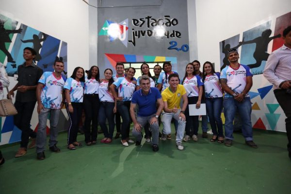 Romero Jucá rodeado de outras pessoas na inauguração da Estação da Juventude em Rorainópolis. Foto de 2018