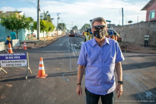 Senador em Roraima, Romero Jucá de máscara em obra de asfalto