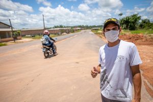 Júnior faz sinal de positivo e mostra a rua boa