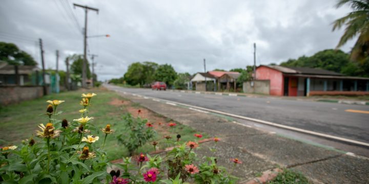 Imagem de rua asfaltada por senador de Roraima no Amajari