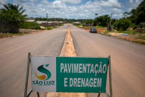 Imagem mostra avenida asfaltada