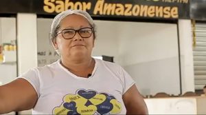 Marilena Freitas em frente ao seu box na feira Amazon Dala, resultado de uma Rorainópolis melhor