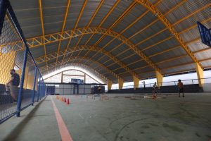 Imagem da quadra esportiva novinha em escola