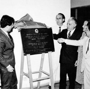 Romero Jucá e José Sarney mostrando a placa de inauguração do HGR