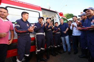 Romero Jucá no meio das pessoas, antes da pandemia, durante entrega de ambulâncias para Alto Alegre