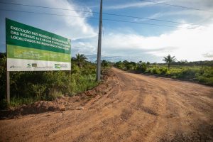 Imagem da placa da obra de recuperação das vicinais 14 e 18 de São Luiz