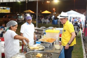 Jucá, como senador em São Luiz, aguarda o lanche sendo preparado por uma cozinheira no Parque de Exposições