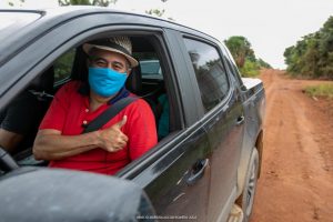 Antônio Leitão faz sinal de positivo dentro do carro na Vicinal 3