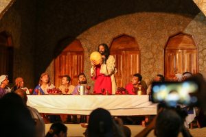 Atores interpretando Jesus Cristo e os apóstolos na Santa Ceia