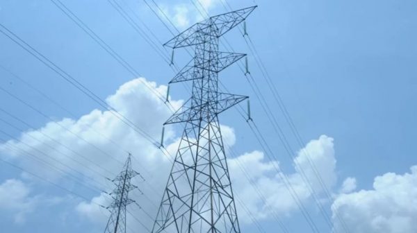 Imagem de uma torre de energia. Termoelétricas atendem as necessidades de energia em Roraima