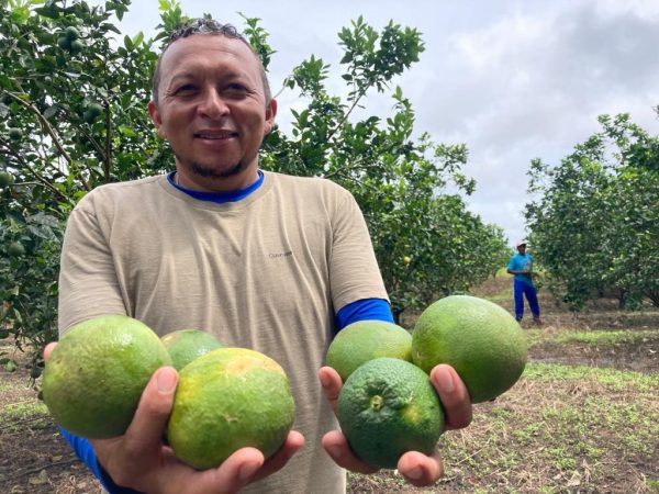 Gilmar Santos mostrando as frutas