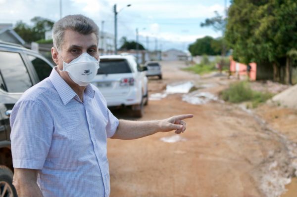 Romero Jucá aponta rua com más condições em Caroebe