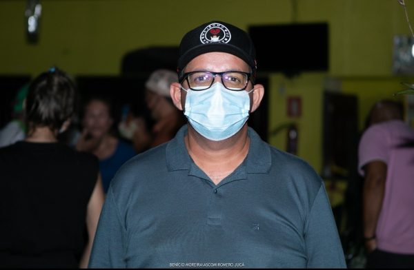 Adelson Soriano de boné e máscara olhando para a foto. Turismo no Tepequém