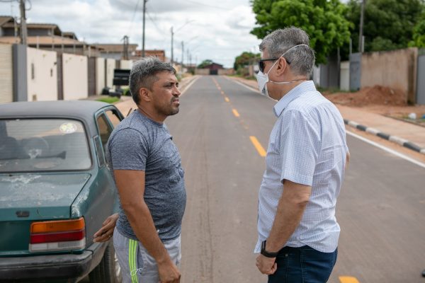 Jucá conversa com morador mostra exemplo de ruas asfaltadas em Boa Vista
