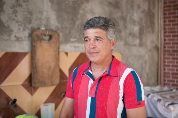 Leandro de Oliveira com camisa colorida reclama de vicinais ruins