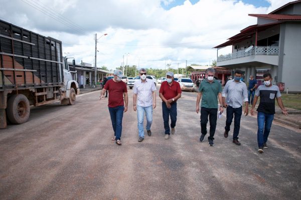 Jucá, Édio e integrantes do MDB Por Aí em rua de Entre Rios. Região está com as vicinais ruins