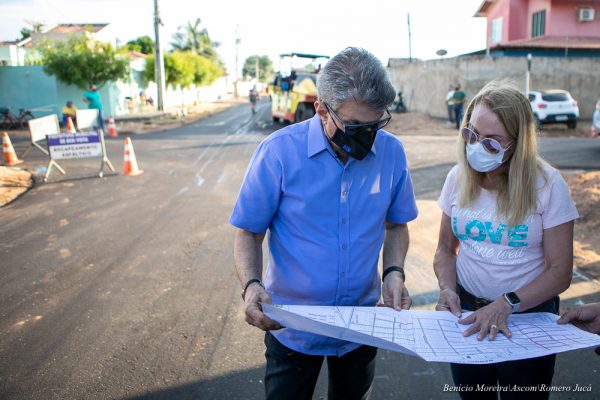 Romero Jucá e Teresa Surita visitam obras de asfalto em Boa Vista