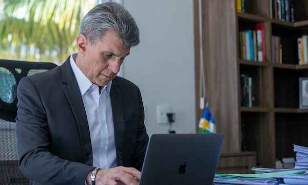 Romero Jucá digitando em um notebook para artigo Por que fechar leitos de UTI
