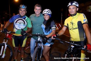 Romero Jucá com ciclistas que usam as ciclovias de Boa Vista