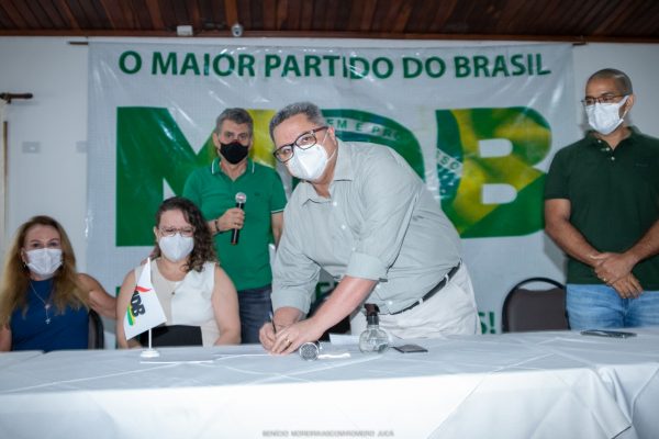 Dr Frutuoso Lins assina a ficha de filiação ao MDB de Roraima