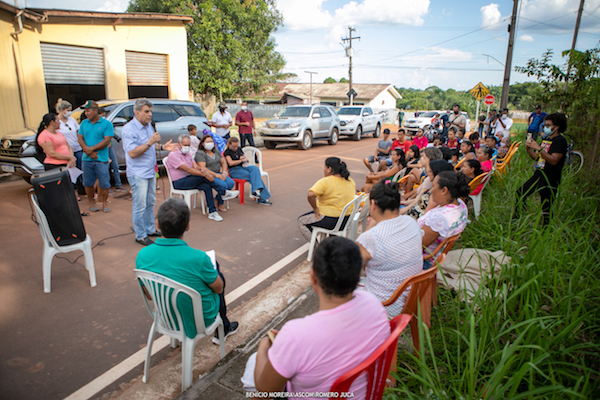 Reunião na rua asfaltada com apoio de Jucá em Nova Colina
