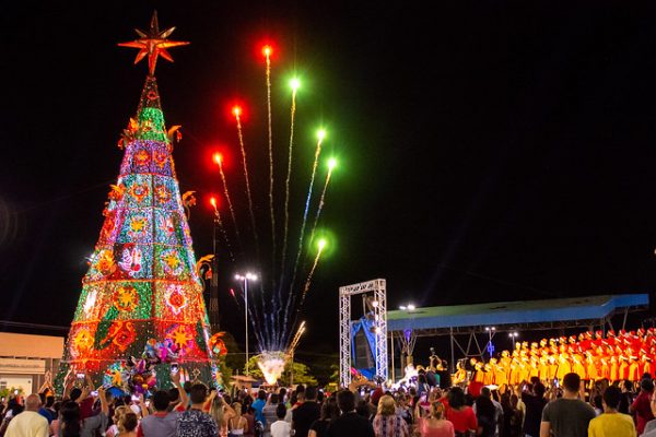 Árvore de Natal gigante na Praça Fábio Paracat