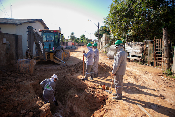 Trabalhadores na obra de drenagem no bairro Cauamé, em Boa Vista