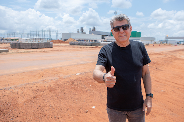 Romero Jucá visita a usina Jaguatirica II que usa gás em Roraima