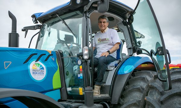 Romero Jucá em trator do programa municipal de desenvolvimento agrário da Prefeitura de Boa Vista para o trabalhador rural
