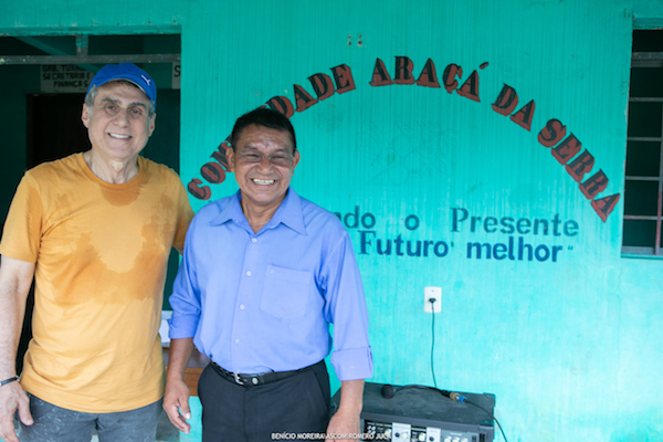 Romero Jucá com o Tuxaua Jonas Marcolino em comunidade indígena de Roraima